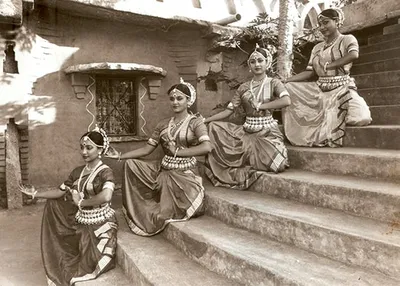 1993 The Nrityagram Dance Ensemble is formed.